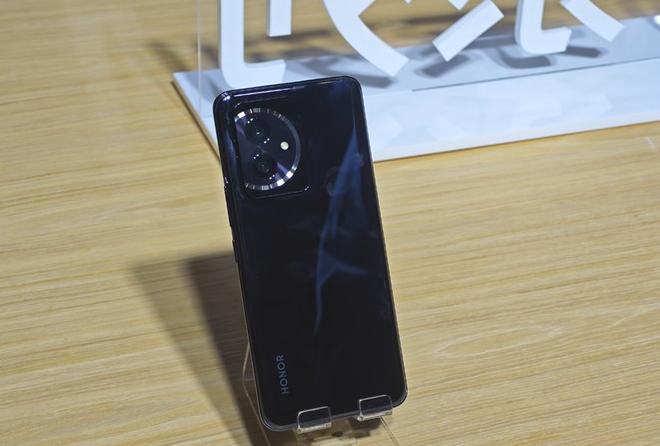 手机市场迷雾：品牌处境与思维定式的秘密何时揭晓？
虽然现在荣耀手机已经逐渐又开始