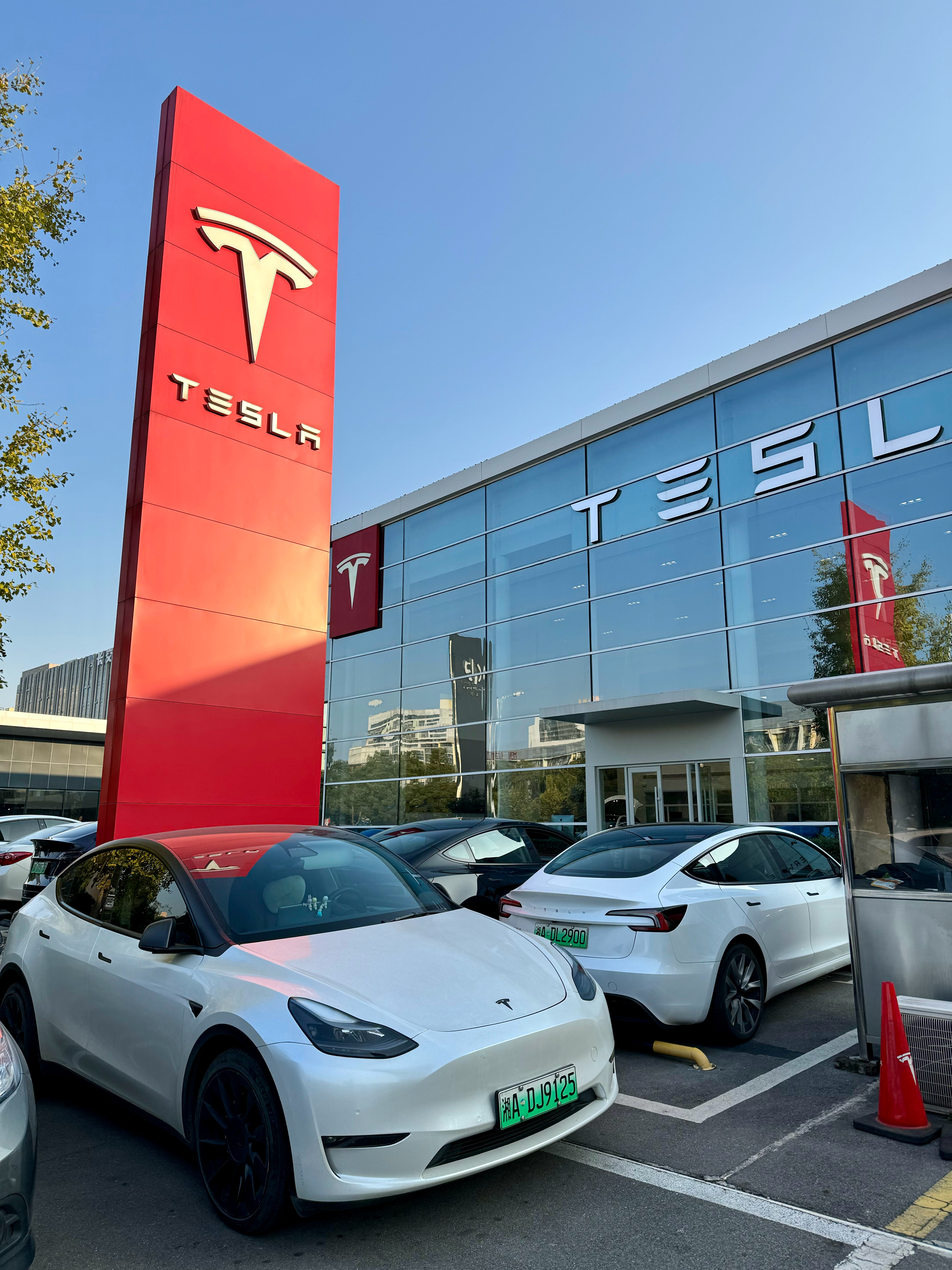 特斯拉 Model Y 时隔一年的保养，124 元轮胎换位，其他就没了。免费加了