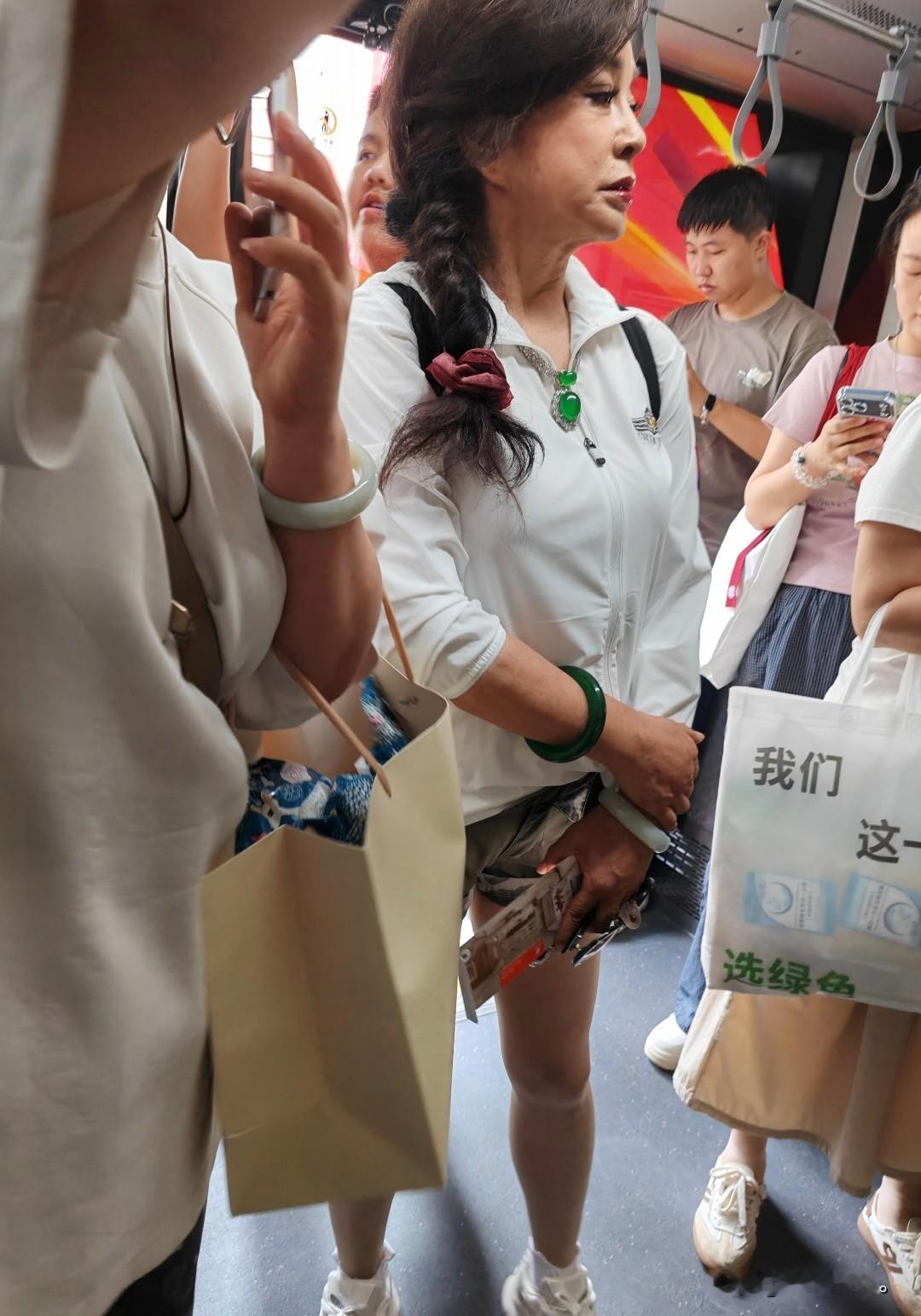 实话实说爱谁怼谁怼[灵光一闪]。看刘晓庆哪都很好，就感觉她衣品不高，看她每次出来