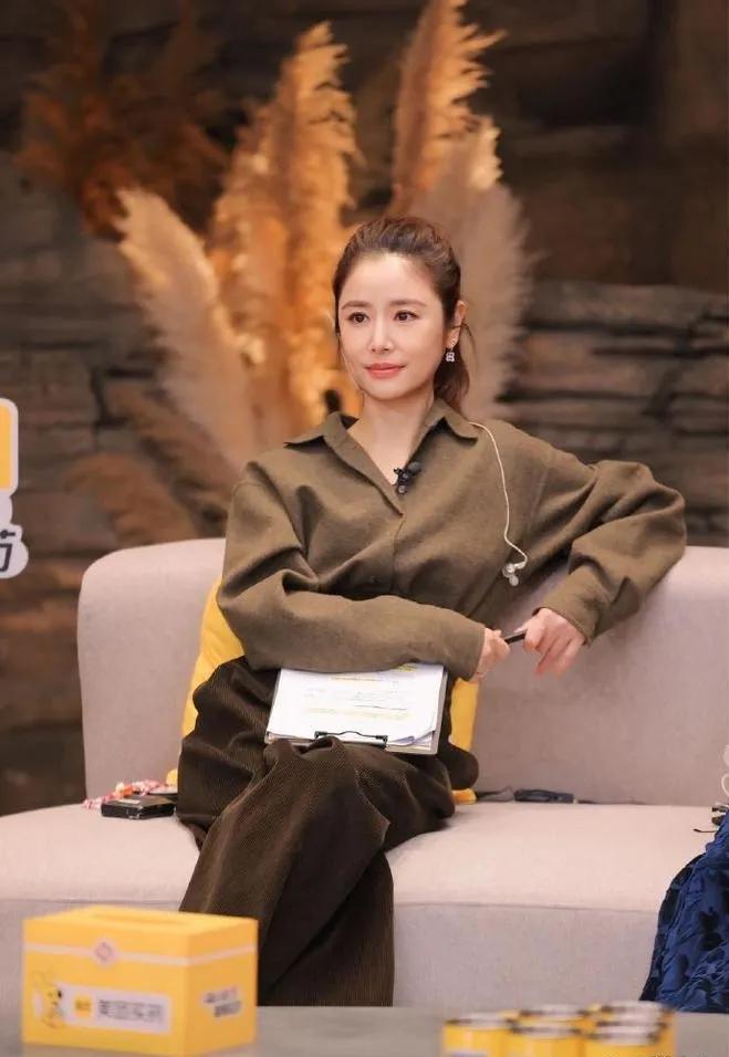 林心如的松弛感穿搭，美出新高度✨
 
橄榄绿衬衫配同色系阔腿裤，慵懒随性又高级。