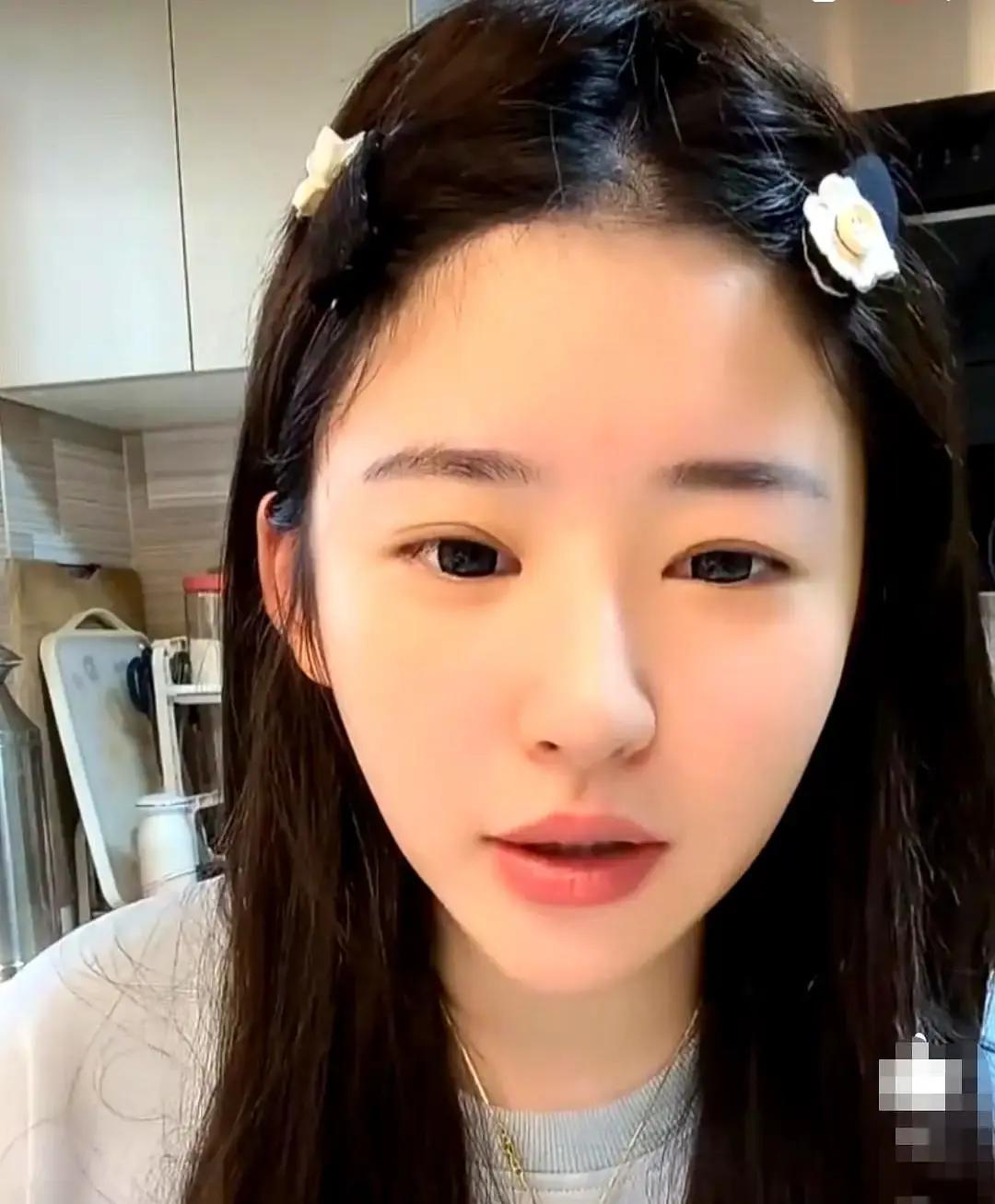 黄一鸣在直播间被问到王思聪要是破产了她和闪闪会不会养他，她一句“先让他来直播间打