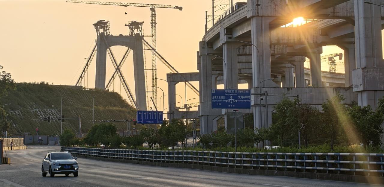 2026年5🈷️20号，轻轨四号线太平冲站的黄昏