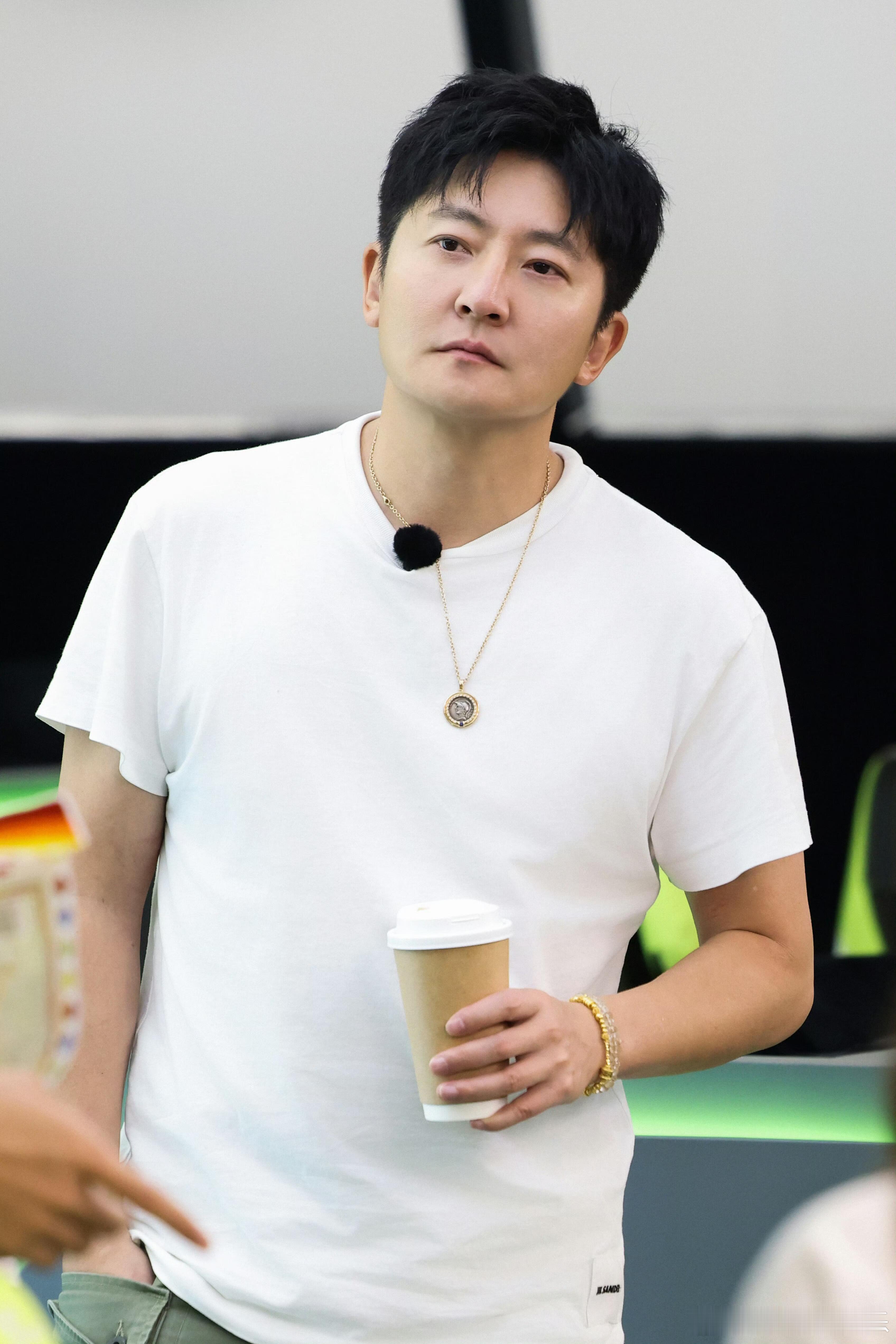 郭京飞吻替说上就上地球超新鲜看地球超新鲜直接笑到捶沙发，郭京飞主动请缨当吻替，拉