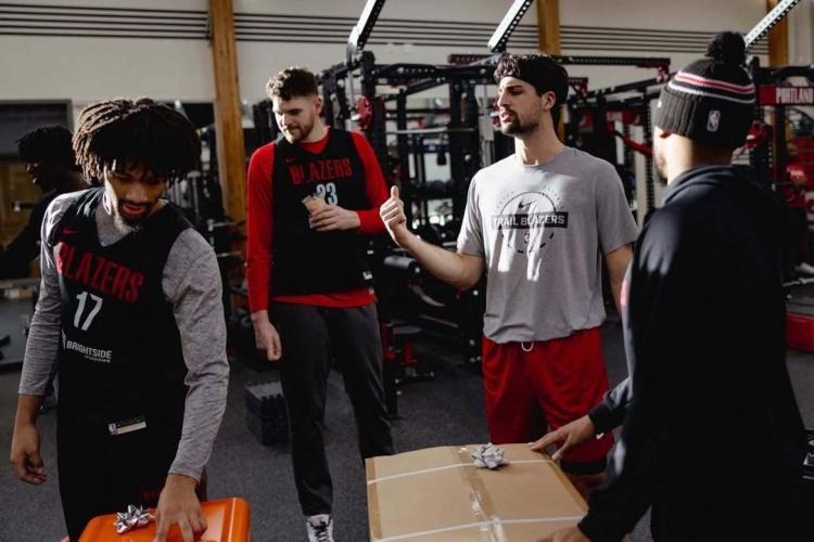 大哥就是大哥！球队老大给全队送礼物这是NBA的传统吗！
开拓者阿夫迪亚圣诞节给队