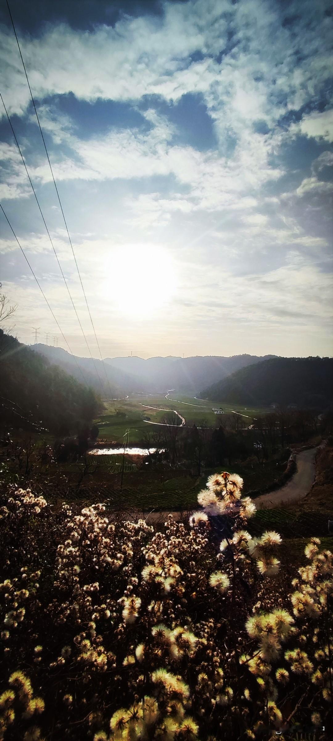 晒图笔记大赛车停在山坡上，望着天边，一切风光随着视野渐次清晰。看惯了手机屏幕，放