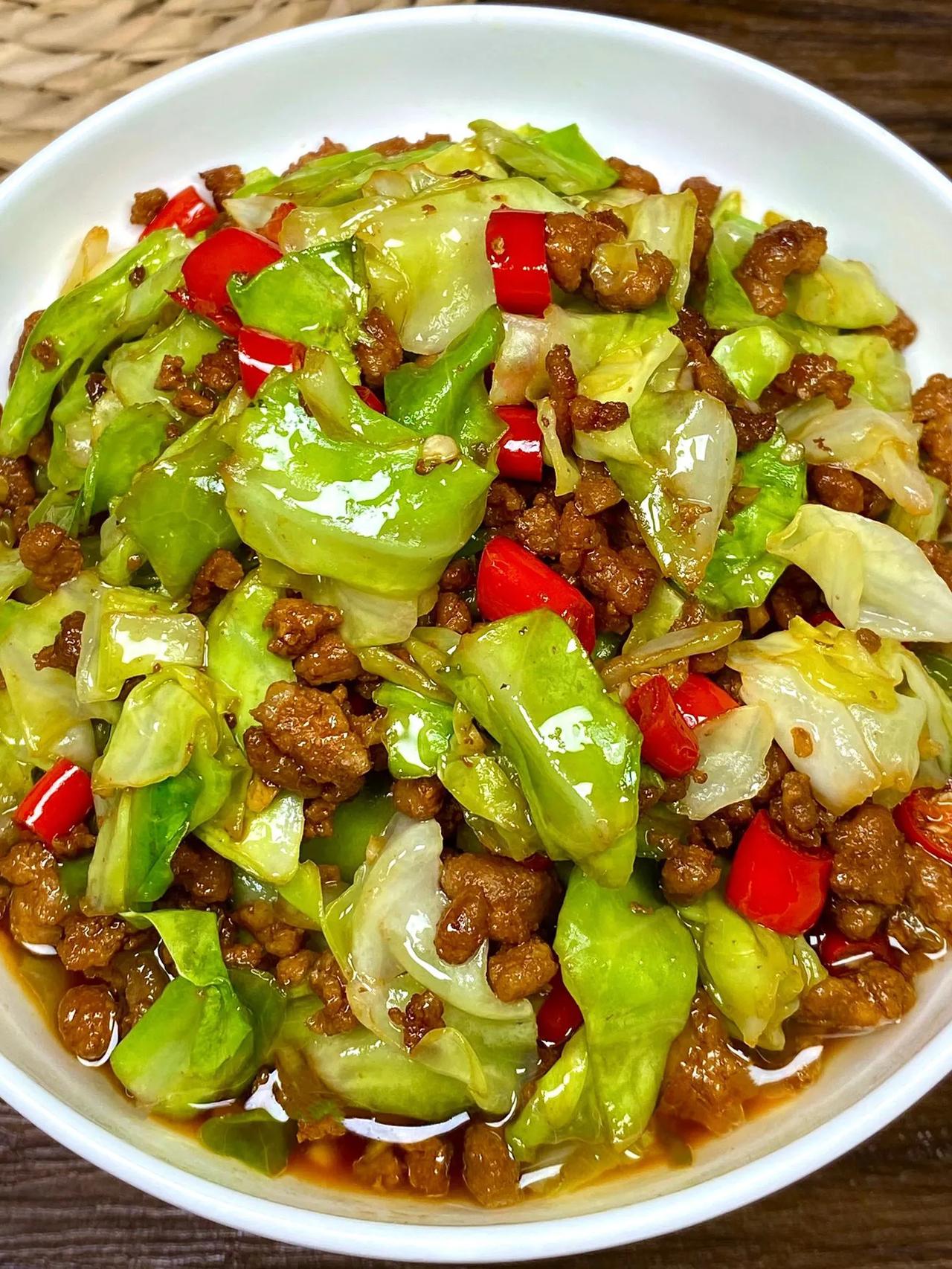 这样做的酸包菜炒肉沫，酸辣脆爽，特别下饭
做法：
1、包菜切小片，倒入凉白开加1