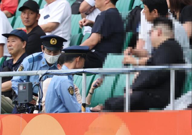 朝鲜女足1-1韩国女足，场边一名男子挑衅在日朝鲜人组成的啦啦队，导致现场一片混乱