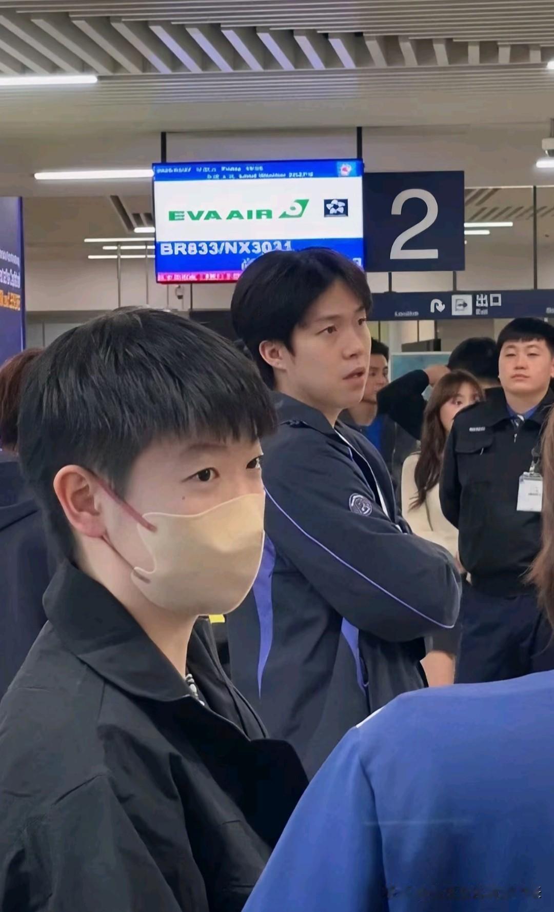 这次国乒出征名古屋亚运会怎么感觉出征打仗的感觉。日本名古屋条件差到整出来集装箱。