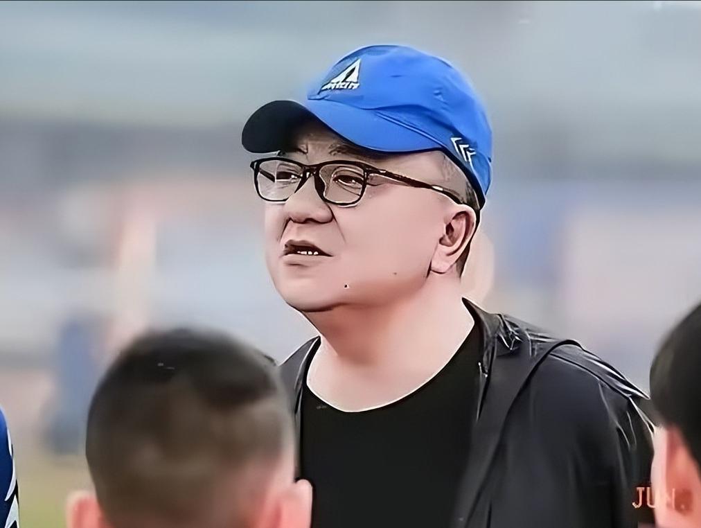 [兔子]董路说，罗马餐厅的王老板的太太，将只身一人，携带我们的冠军奖杯回到北京。