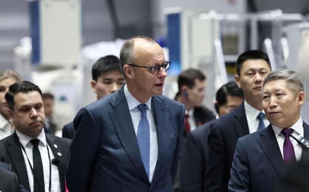 人刚走，茶未凉！德国总理默茨27日已经返回柏林，但德国宝马集团上下，却依然沉浸在