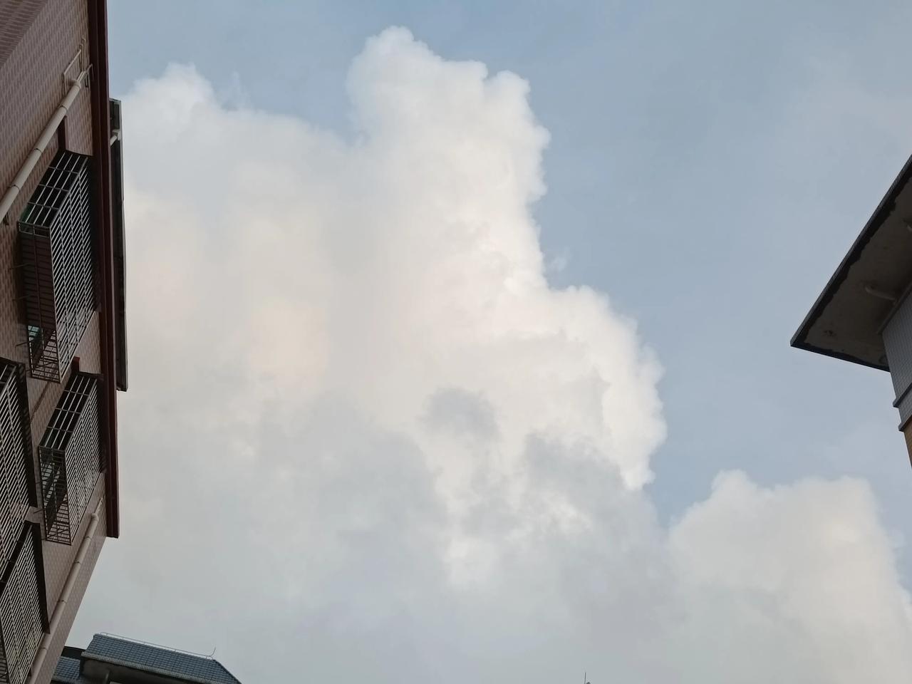 好的呢！哈哈
昨天傍晚随手拍
美美的云☁️卷云☁️舒
不妨都想驻足看一看
大自然