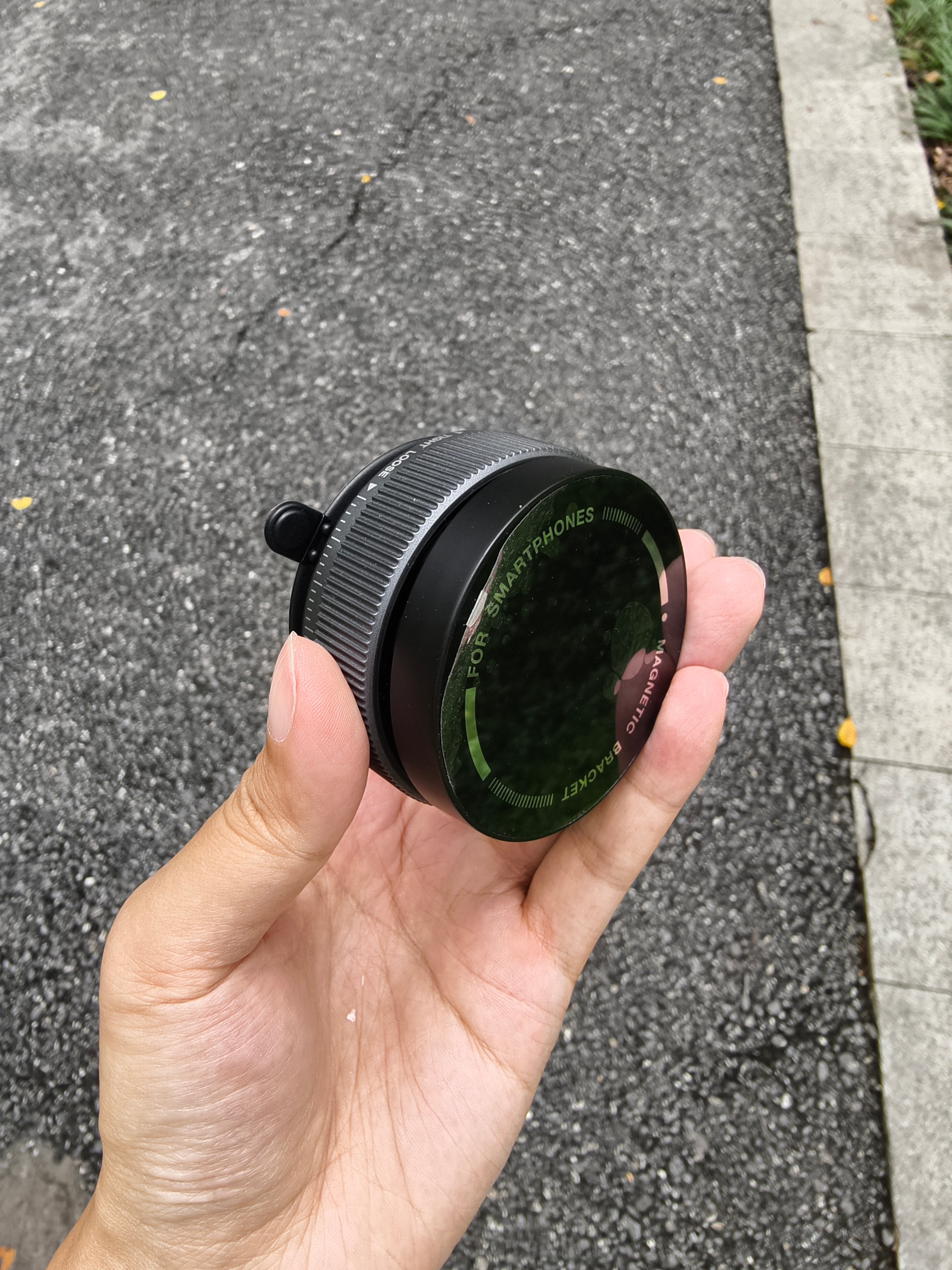 刚想夸一下这个磁吸手机支架，结果不到十秒就摔了。 