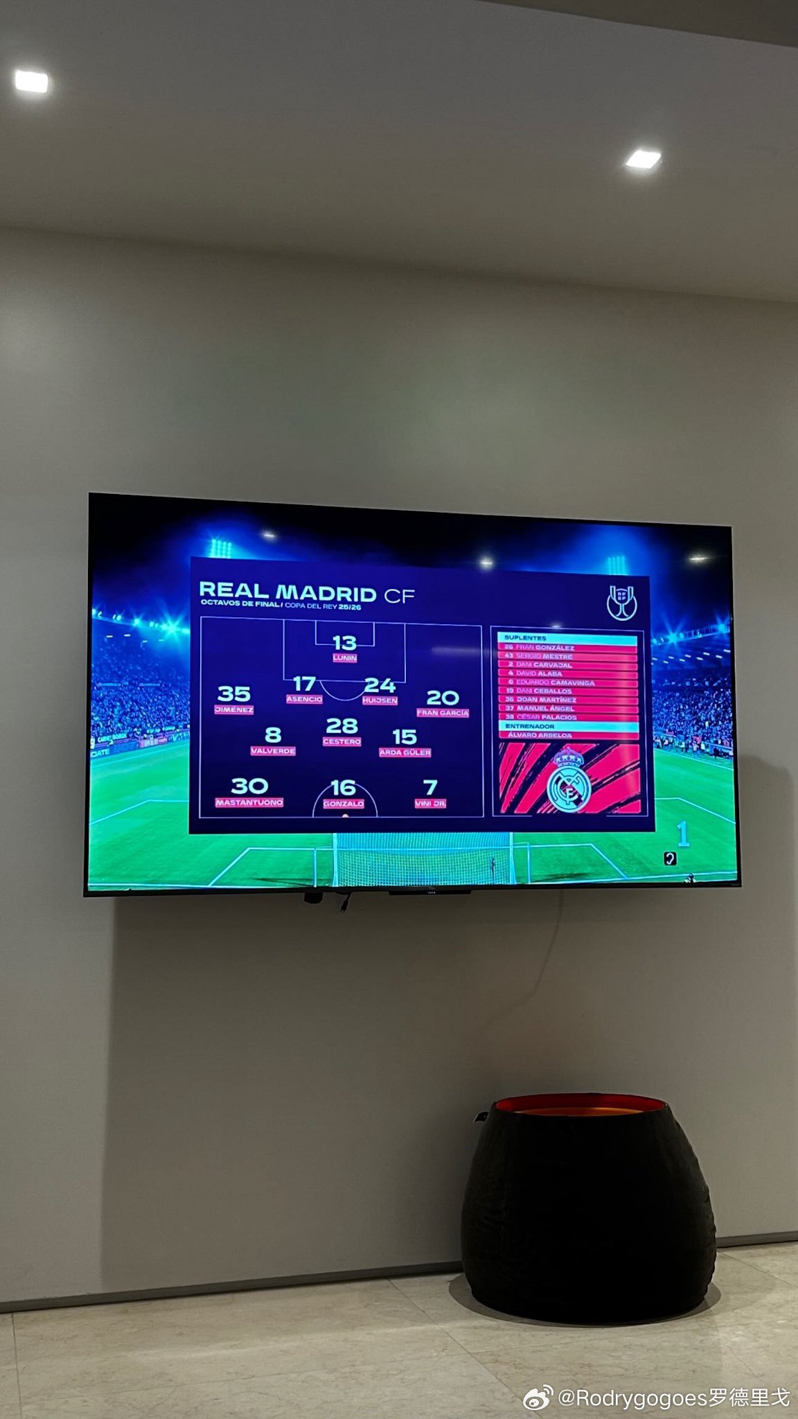 因为身体原因没有参加今天比赛的罗德里戈在家目睹了惨案。虽然阿贝罗阿第一场比赛就踢