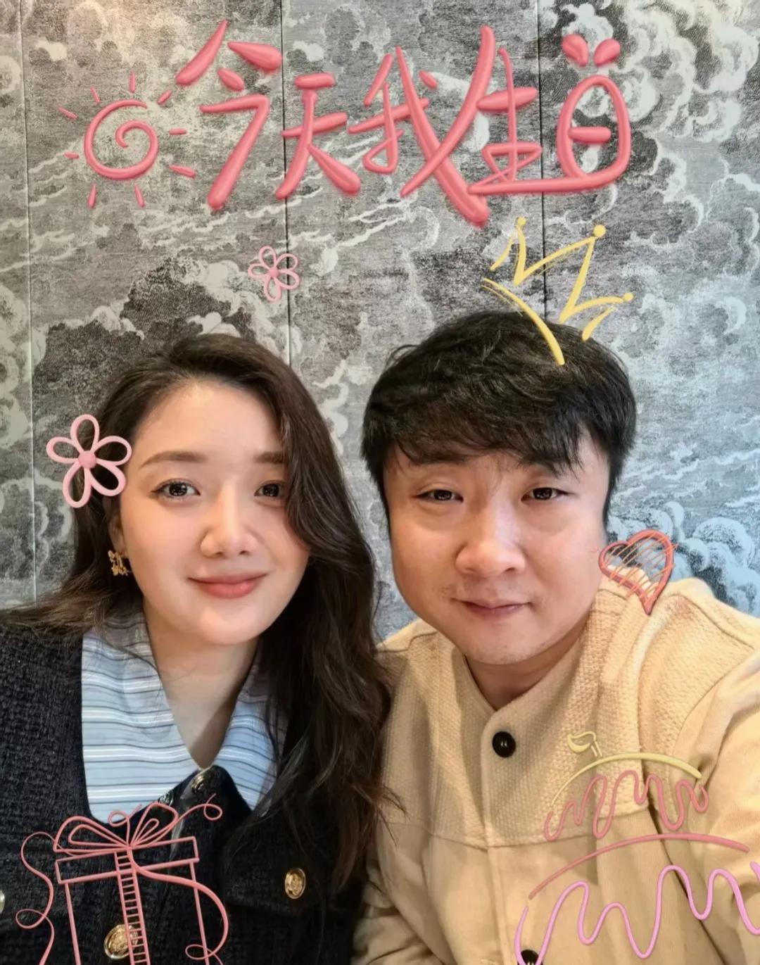 喜剧演员乔杉发文为妻子庆生，并晒出一家四口的照片，画面温馨幸福。妻子长发披肩，看