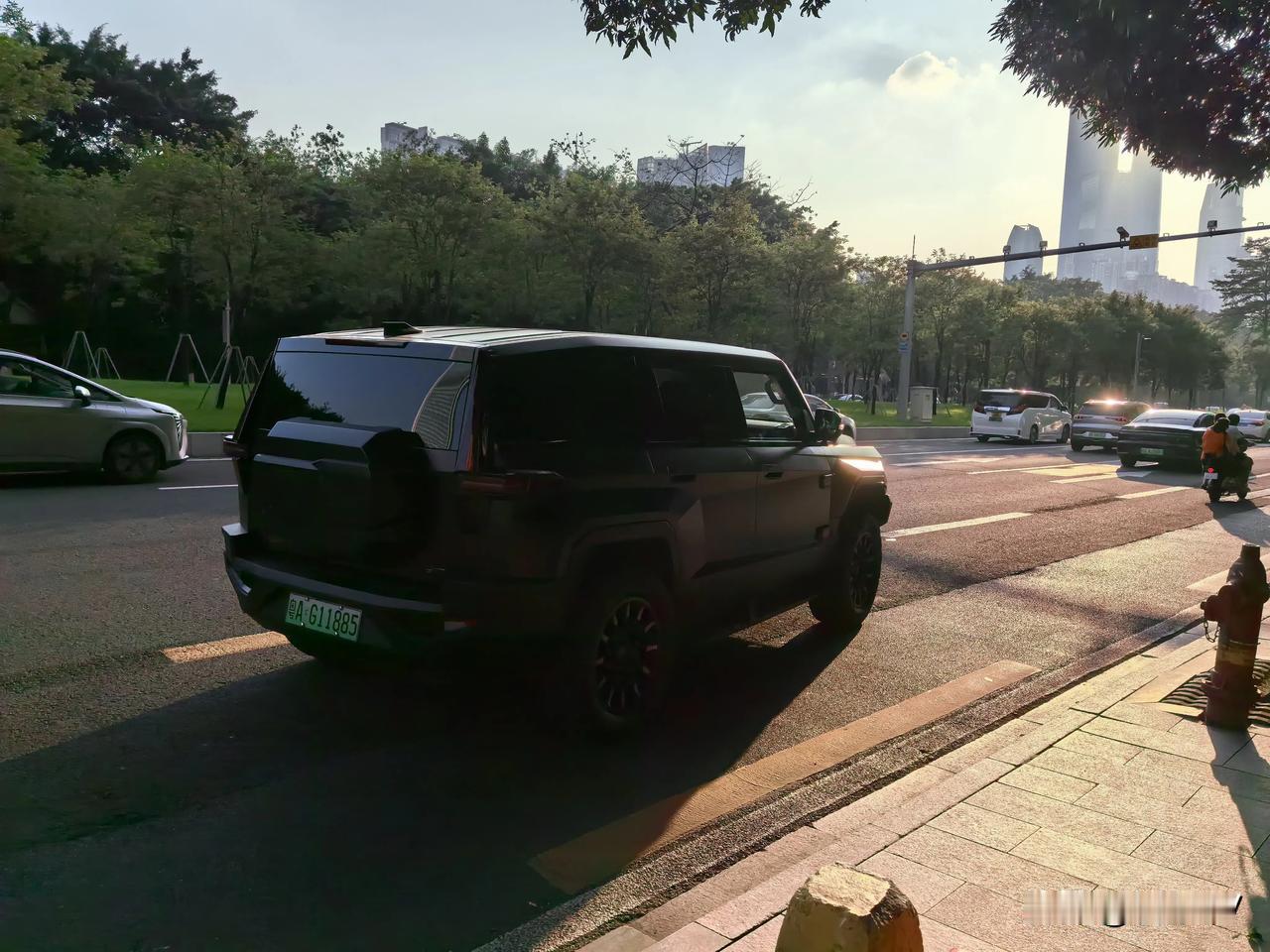 被猛士917深深种草了，感觉气场远超路虎揽胜，后轮转向角度特别大，小空间里过弯绝