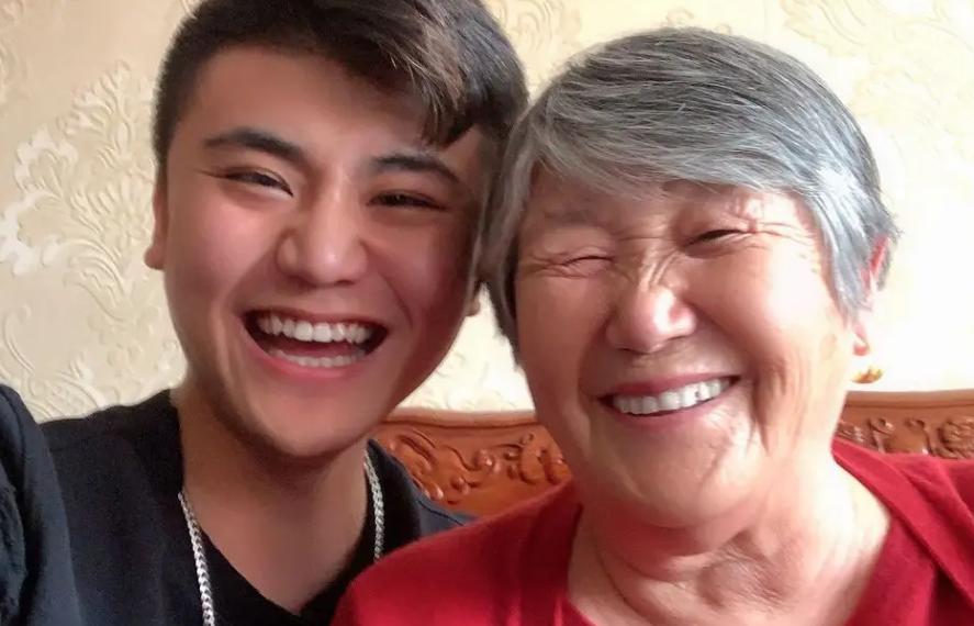 “再也没有人能让小张‘暴躁’了。”
 
姥娘一走，700万粉丝的“暴躁的小张”账