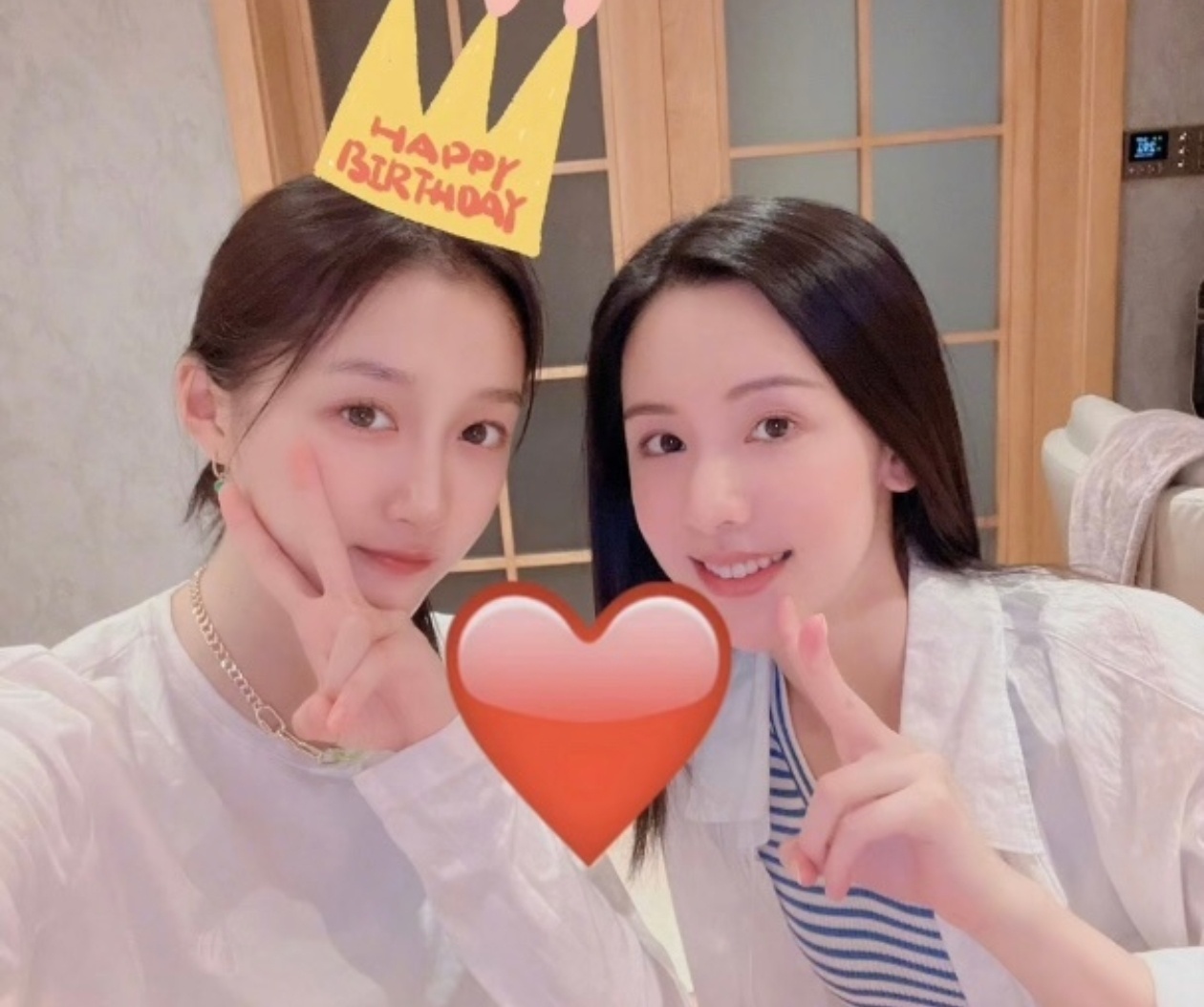 关晓彤晒陈都灵送的蛋糕这就是大型美女集合现场吗？确实长得挺好看的！[心][心][