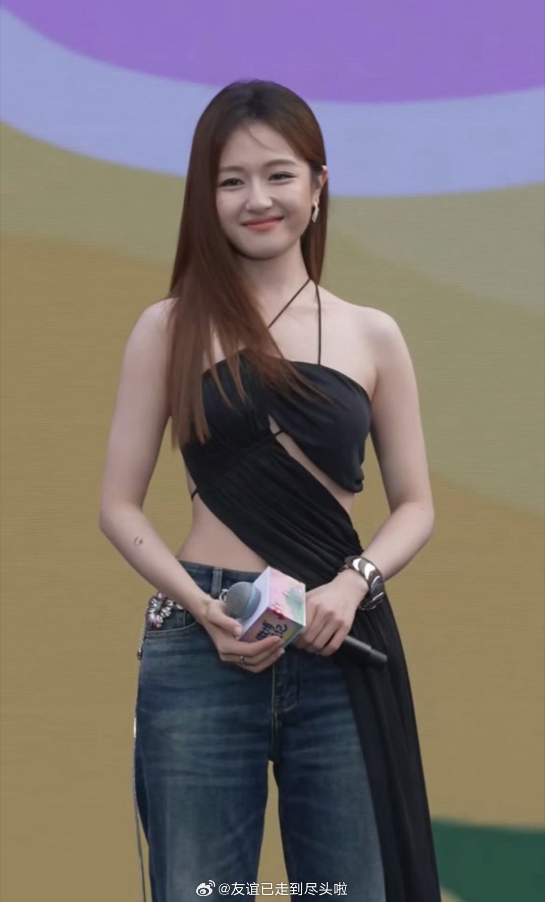 李兰迪这个造型被挑剔体态差体脂高，还被说普，你觉得是网友太苛刻了吗？李兰迪小学就
