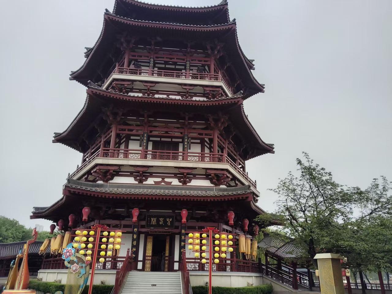 德不配位的皇帝，龙椅都给你甩脸色。

公元404年4月1日，桓温的儿子桓玄把司马