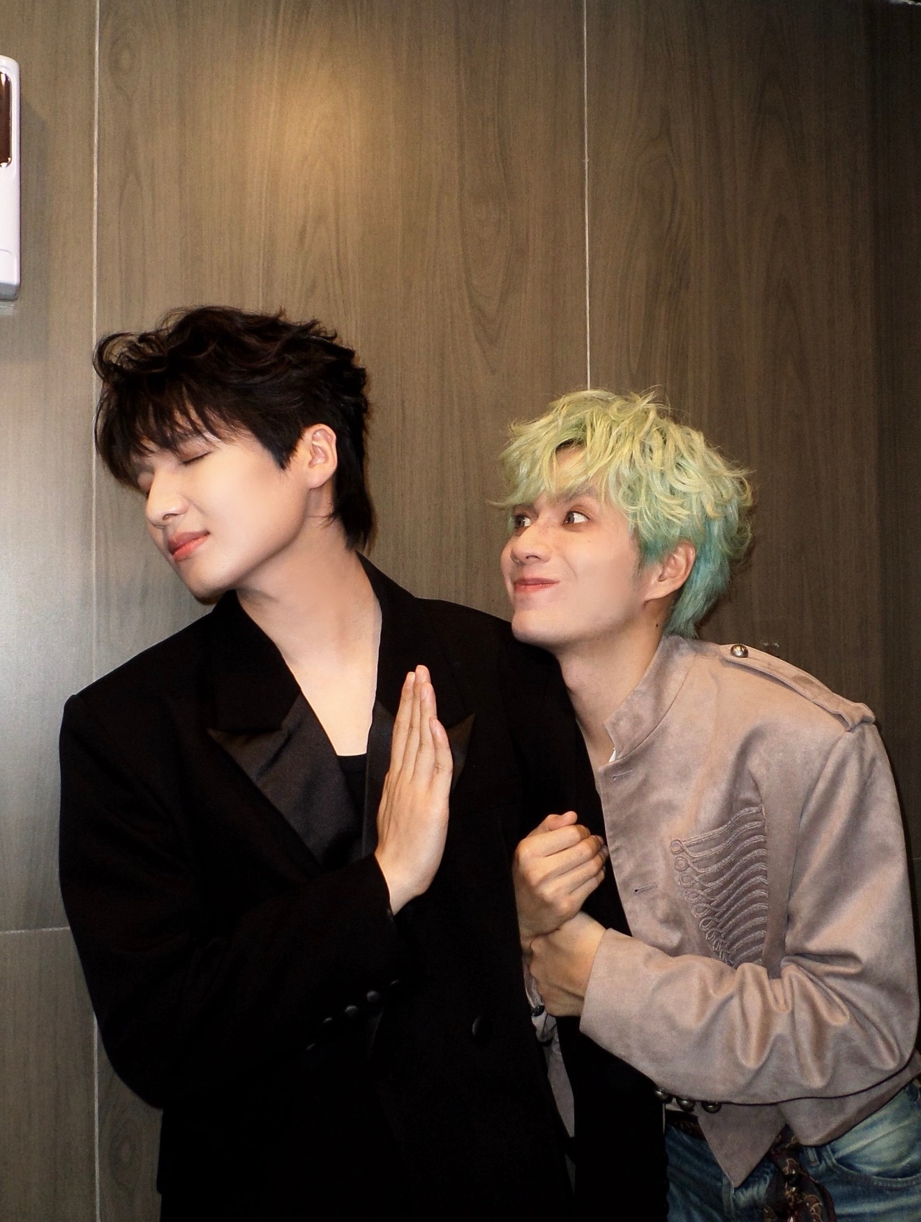 “哥哥～求你了和我拍张照吧，你就抱着我的手臂崇拜地看我🥺” 