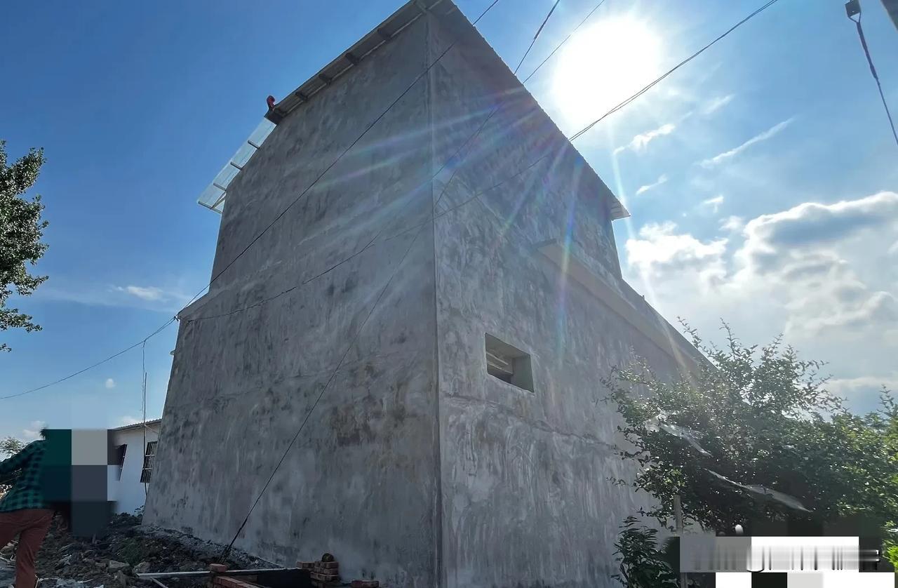 农村自建房差距真大，有的洋气有的像炮楼儿
 
现在农村盖房是越来越舍得花钱，不少
