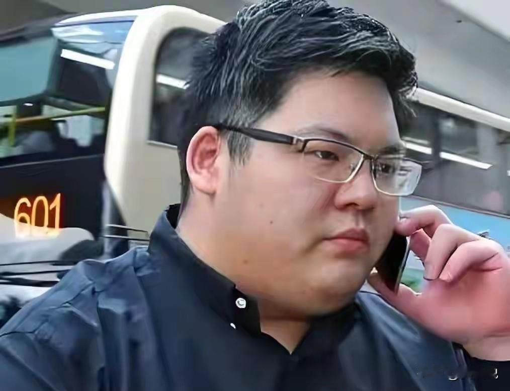 向太首曝家丑，向佑曾打架惹事威胁家人。向太两儿子，一个是大明星向佐，另一个是被向