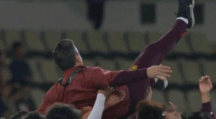 【安东尼奥被抛起来庆祝】U23亚洲杯半决赛，U23国足战胜U23越南。赛后全队兴