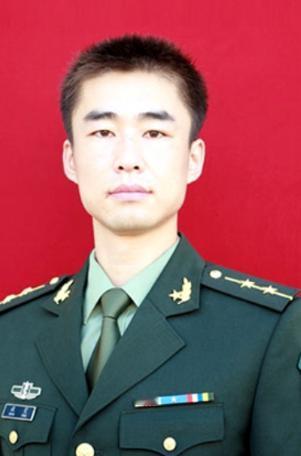 2012年山东一名军人请假回家后迟迟未归队，上级领导打电话询问时，接电话的三岁女