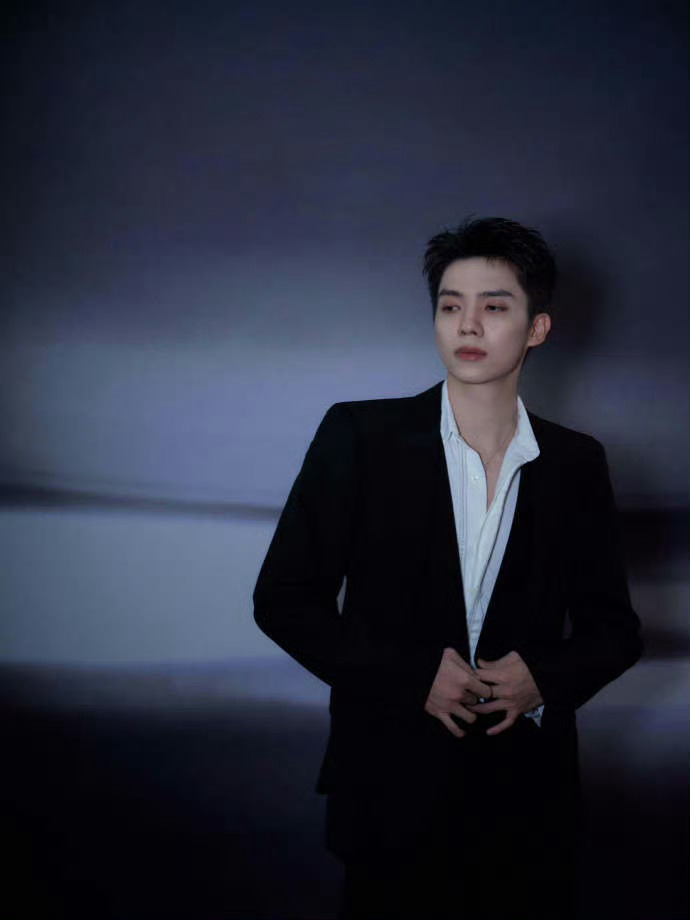 在罗一舟夸夸大赛里拿到了第二名罗一舟被夸到嘴角难压，甚至都要红温了，在罗一舟夸夸