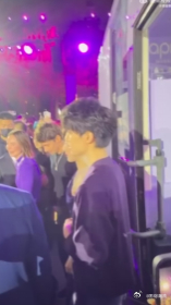 周翊然帮勒克莱尔粉丝要签名 谁懂啊，热心市民周翊然在F1现场忙坏了。明明自己看到