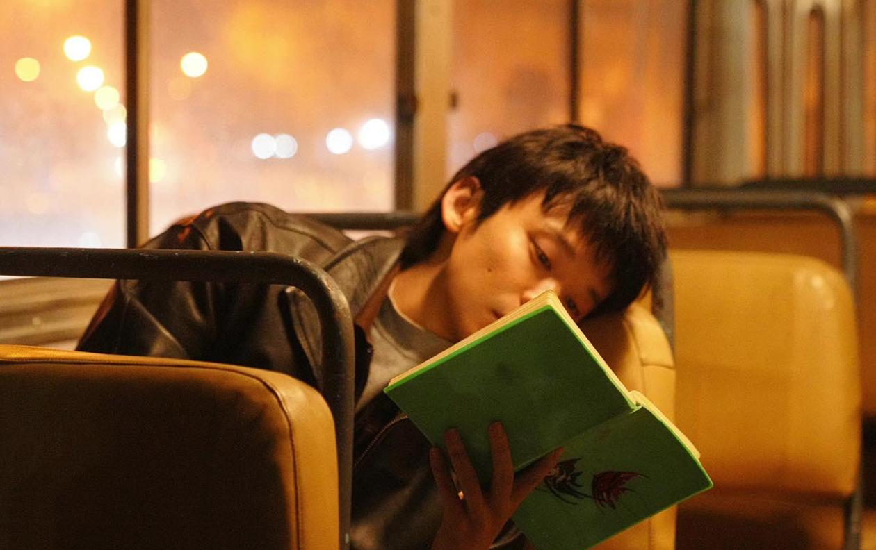 爱奇艺正在播的《余红旧事》，马伊琍主演，网剧播放指数排第二。故事放在九十年代末东