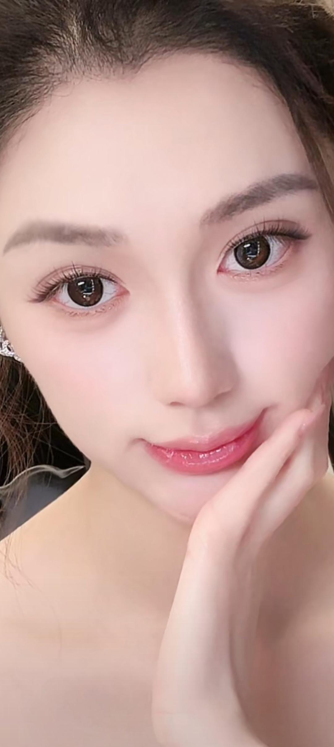 这个女孩妆容精致，好漂亮！