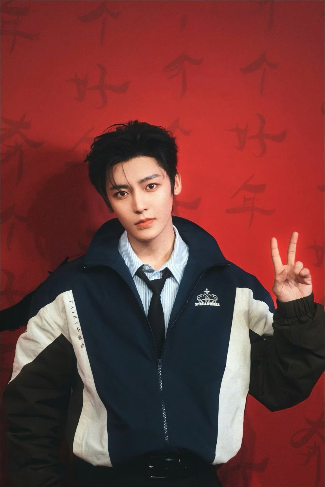 侯明昊走路粉闻着味就来了宽肩窄腰的比例，每一步都精准用腰发力