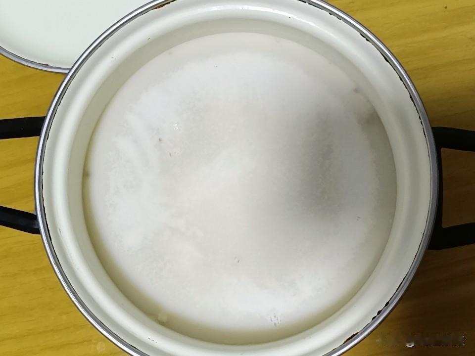 家里的猪油吃完了，去菜市场买菜的时候，想顺便买点猪板油或者肥肉回来煎油。
市场里