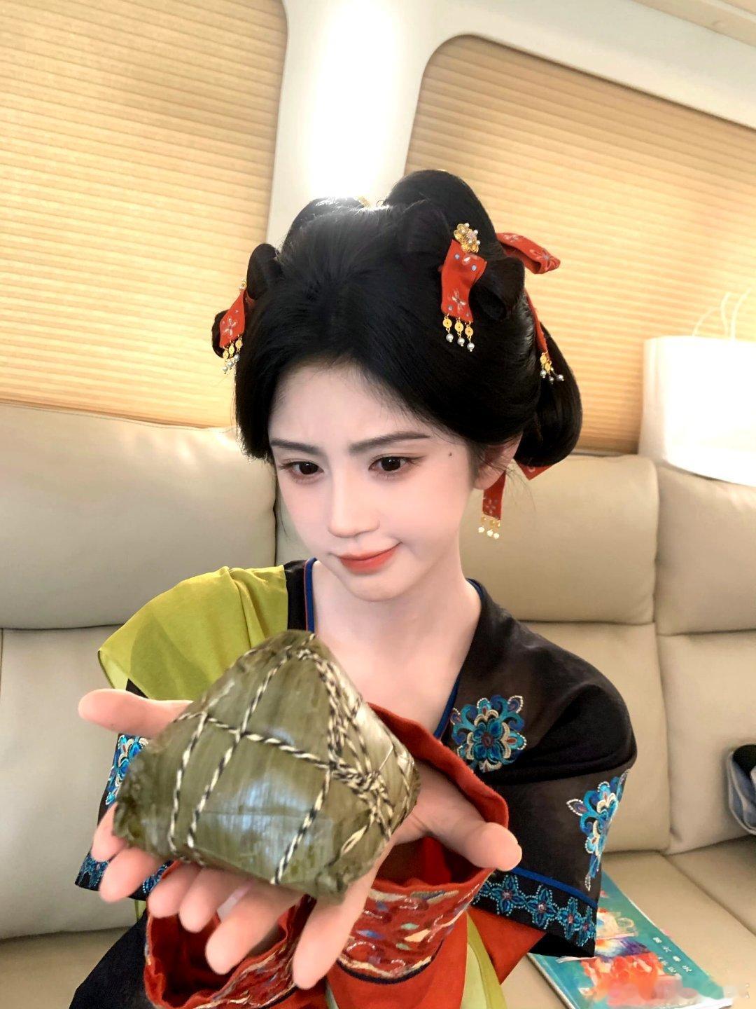 鞠婧祎 jjy鞠婧祎jjy鞠婧祎千香jjy鞠婧祎姜黎非"耳机里单曲循环是她的歌心