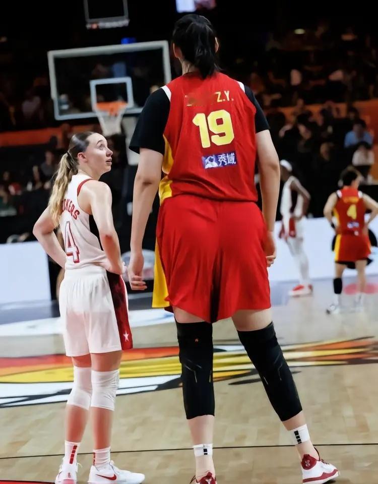 1米83的佩吉仰望2米23的张子宇露出惊讶表情
北京时间9月4日女篮世界杯小组赛