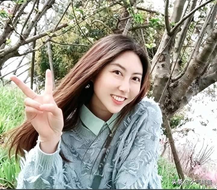 忽然发现，贾浅浅的诗词真的是自成一派！
看看这一首：
​​巴掌大的城，两指宽的门