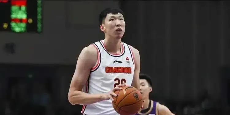 残暴！周琦icon隔扣邹雨宸icon！太硬了！周琦加入广东队，广东内线提高了一个