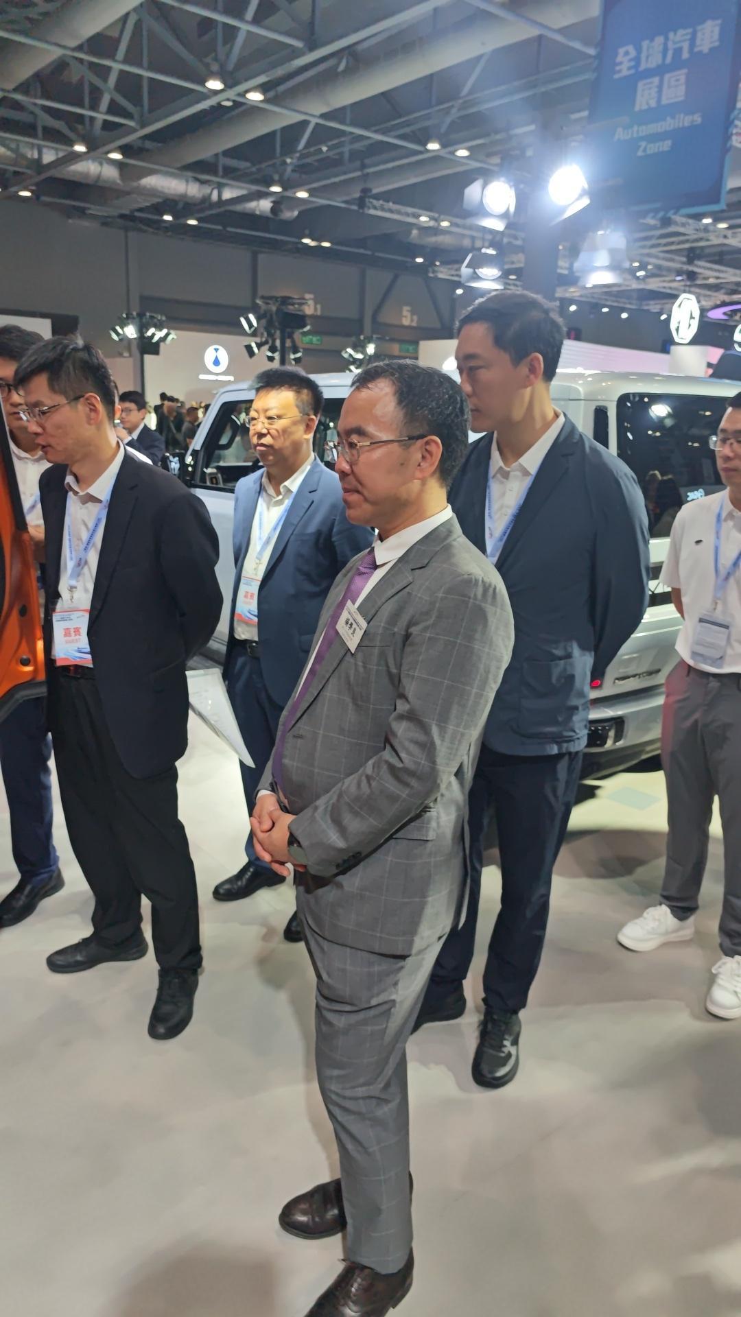 吉利杨学良现身奇瑞展台2025香港车展 现身奇瑞汽车展台 ​​​