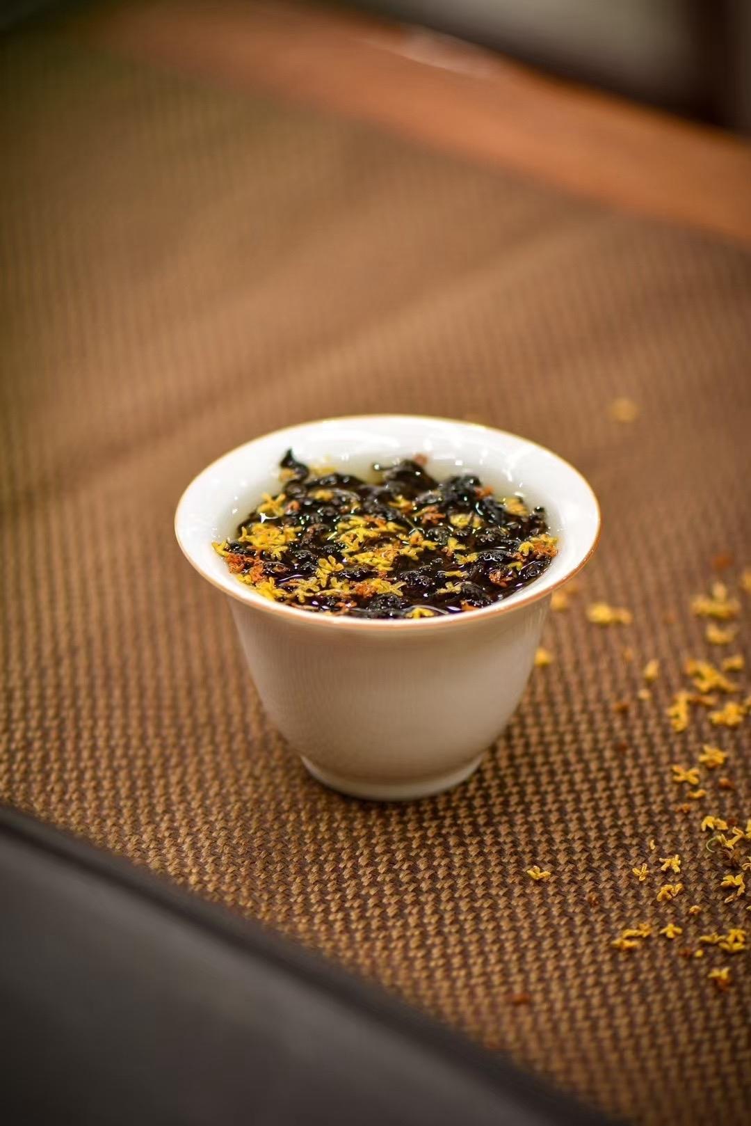 今天看了个视频，里面说：其实大部分人的眼前是没有路的，你只是被日子推着走。我们都