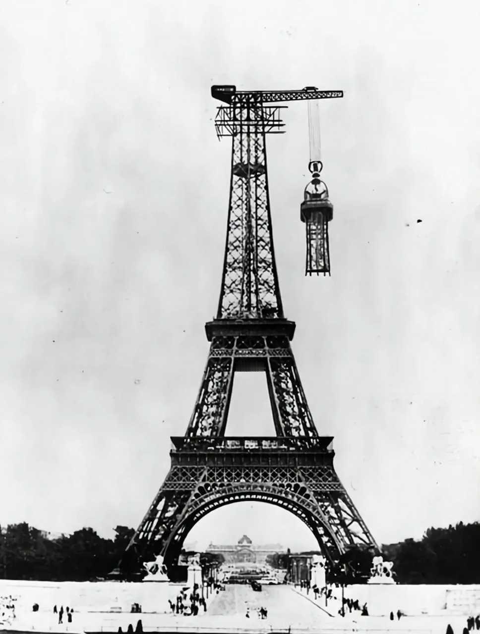 【来自投稿】1889年 建造中的巴黎埃菲尔铁塔 