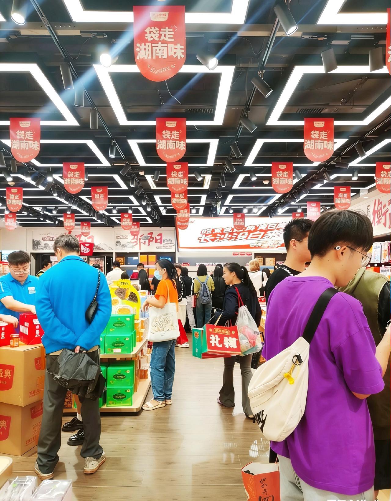 真不敢信，南美那个委内瑞拉，简直快成广东恩平人的“飞地”了！

那边20万华人，