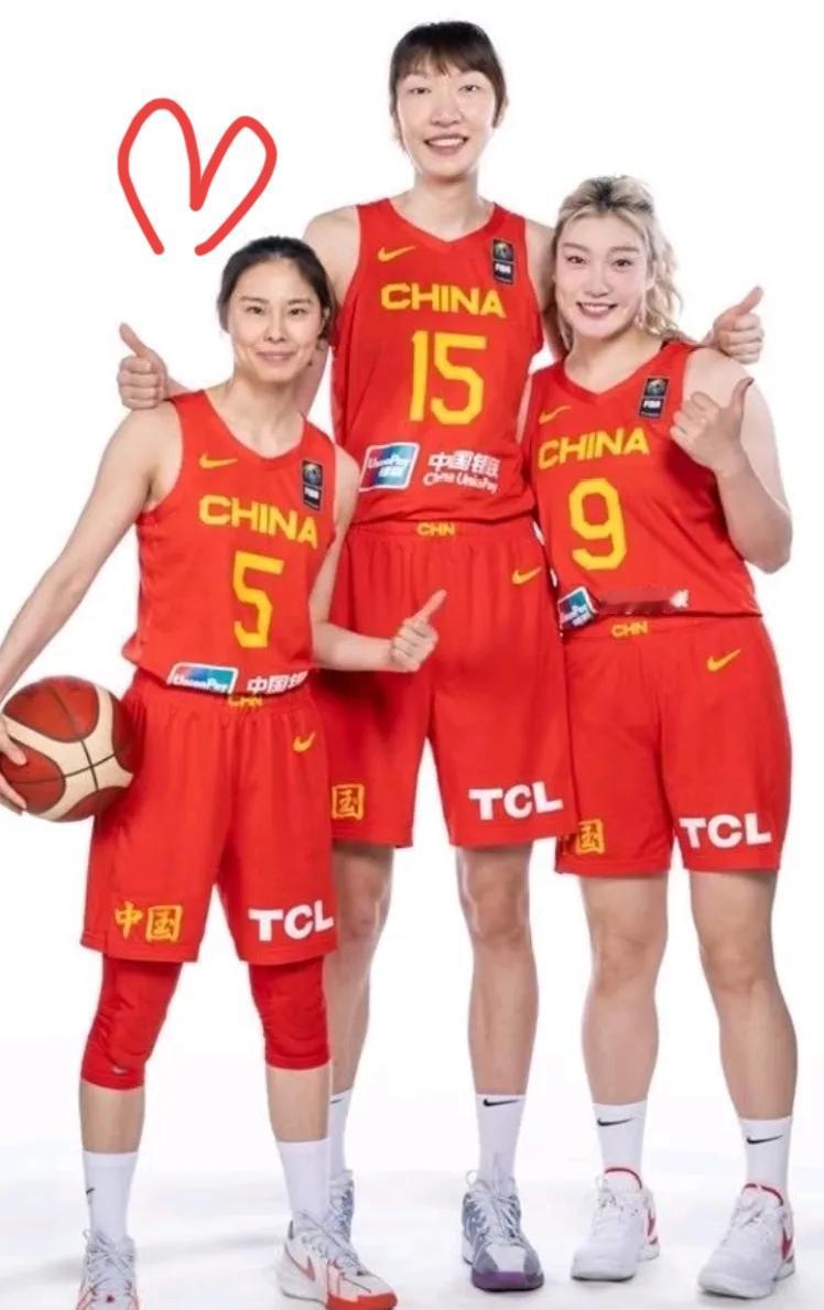 香港大埔火灾的消息传来，每一个数字都揪着人心，而女篮姑娘们的举动，直接让我破防了