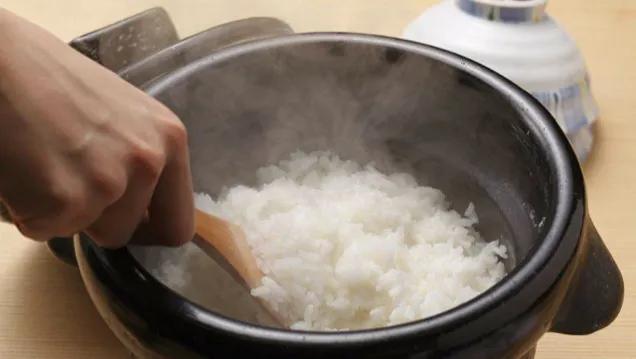 电饭锅的米饭，为什么要打散
每次吃饭的时候，打开锅，老妈都让我们先把饭打散，有几