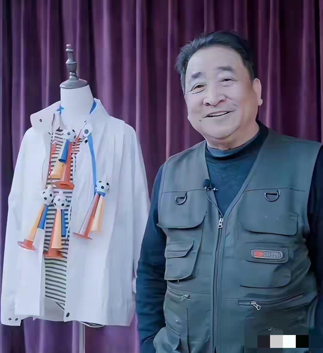 冤枉了姜昆老师
        网上有一段视频说，姜昆老师和家人及其朋友在美国唱