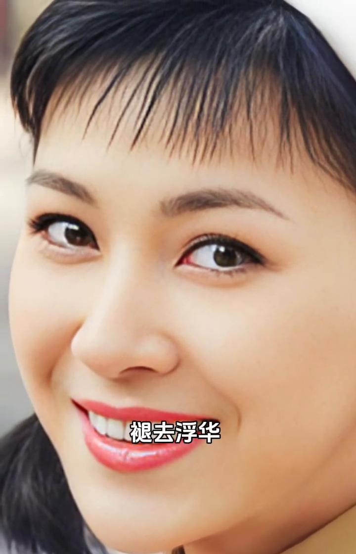 46岁恰是最好年纪，她身上有风骨，是时光一笔笔刻下的。历尽离合，眼里仍燃着少年对