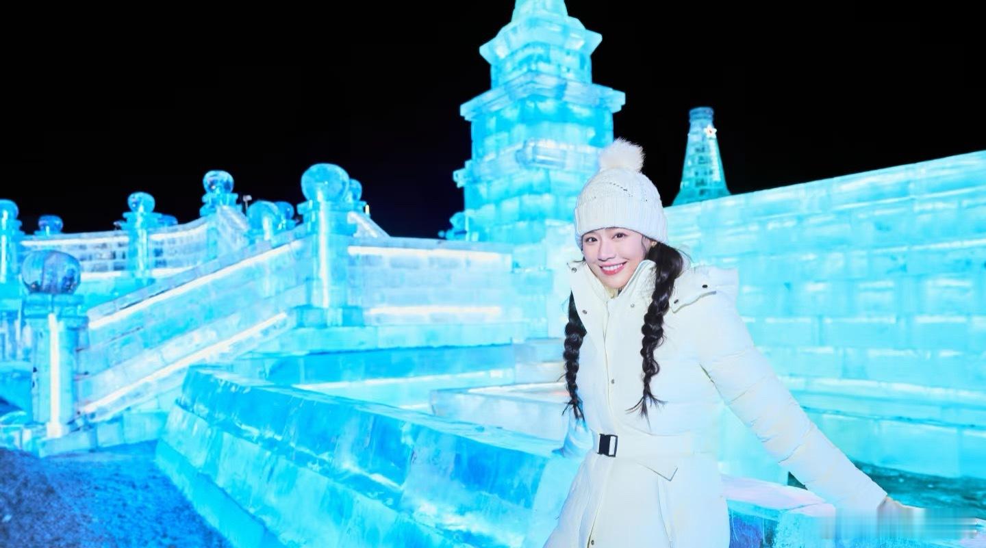 马思纯：🐴在尔滨的冰雪童话世界是哈气冒烟儿的一天，但心情暖暖的。 