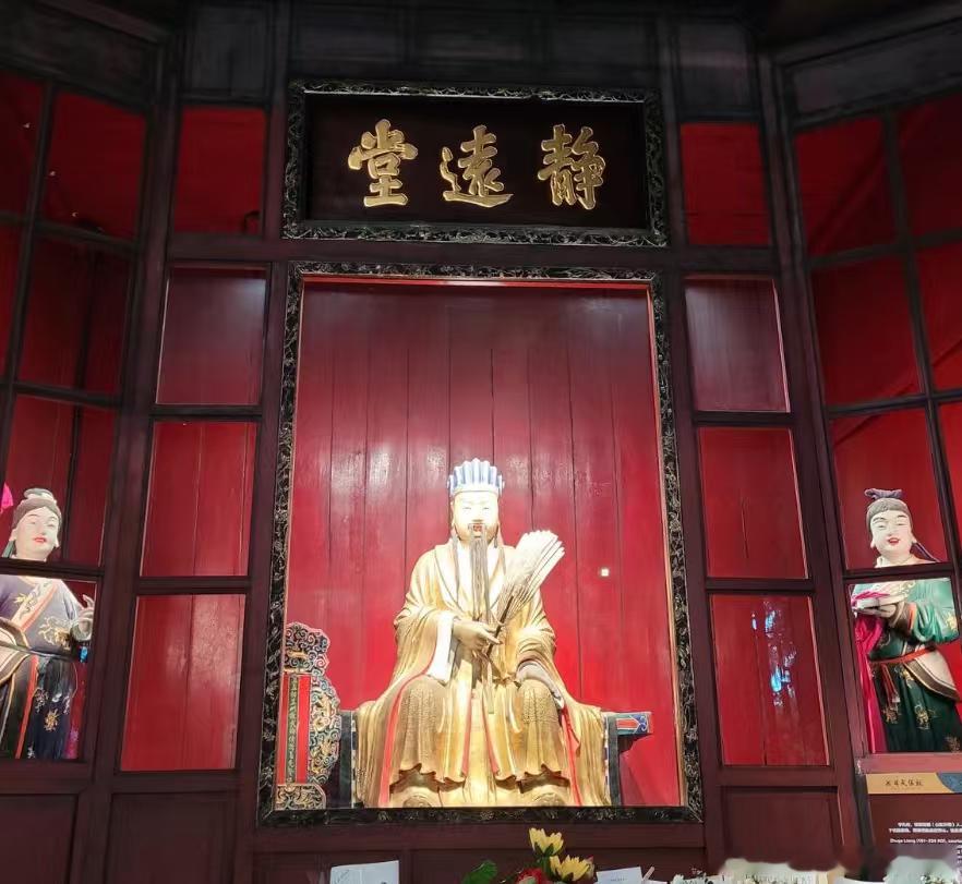 四川人眼里的三国 武侯祠坐落在成都闹市，红墙柏树挨着市井街巷🍵。四川人路过就会