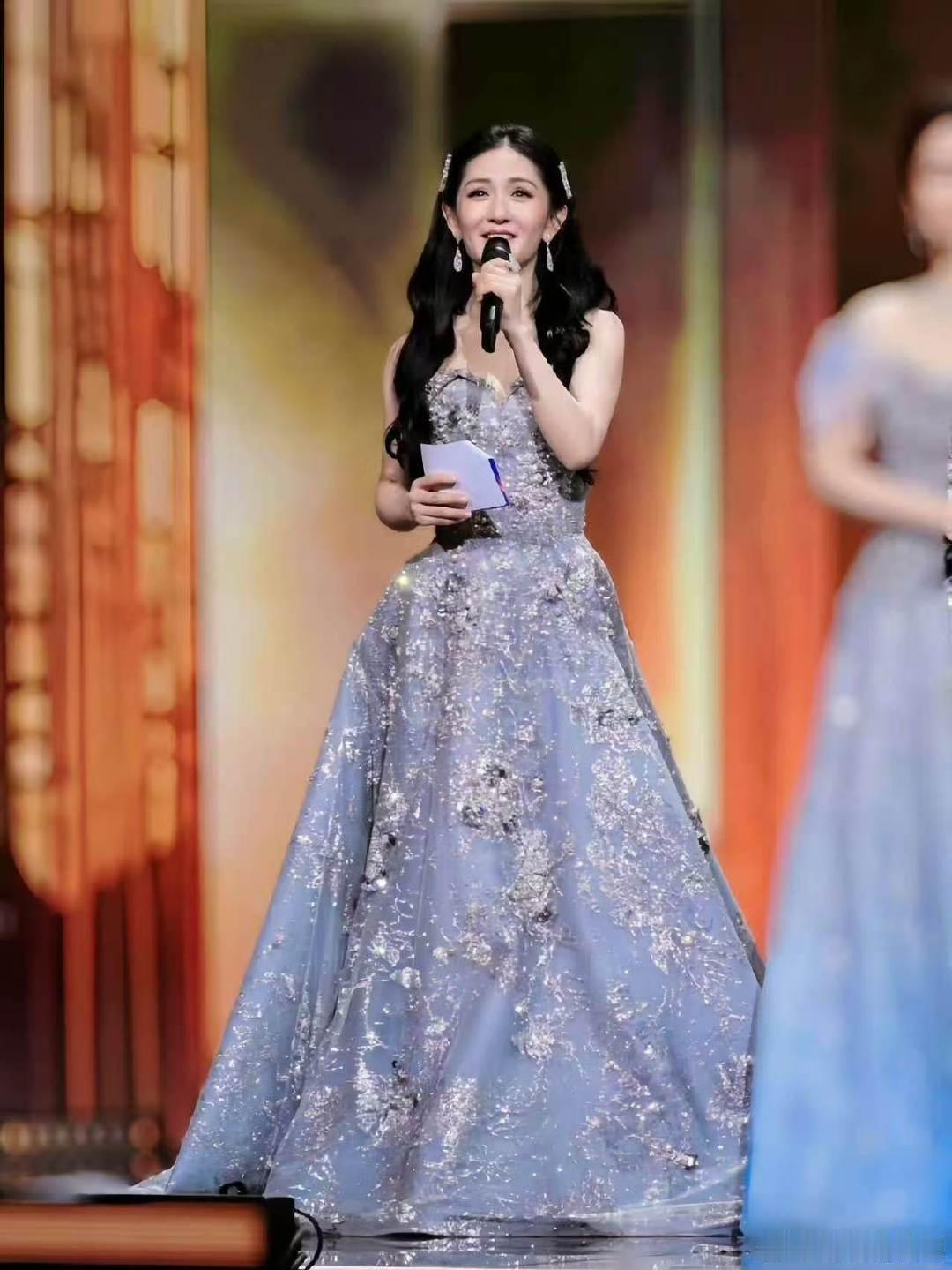 谢娜再次主持6公主晚会重庆动画电影周闭幕式舞台，谢娜温柔知性，一言一行都尽显大气