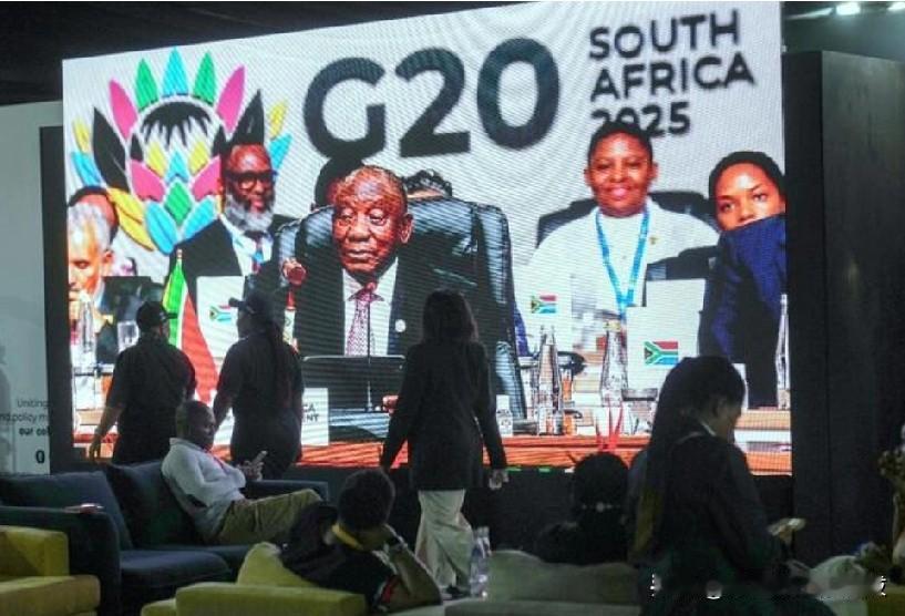 特朗普说他将禁止南非参加明年在迈阿密举行的20国集团首脑会议。

美国总统唐纳德